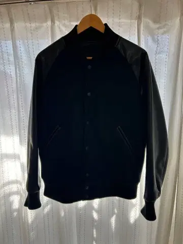 유니클로 바시티 자켓