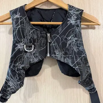 UN3D. 라인 플라워 패디드 숏 베스트