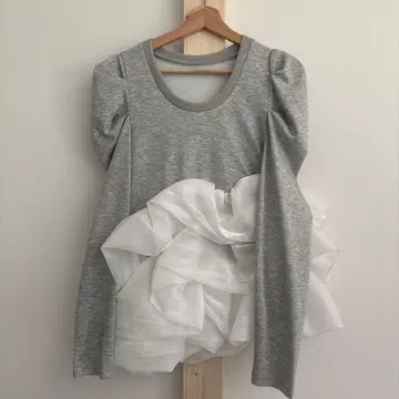 프릴 달린 그레이 긴팔 상의 미사용 새상품