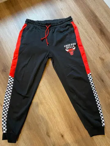 NBA 공식 시카고 불스 조거 팬츠 블랙/레드