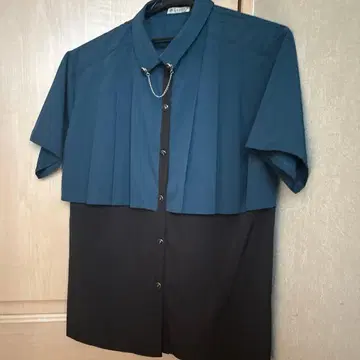 axes famme 체인 부착 플리츠 플래시 블라우스