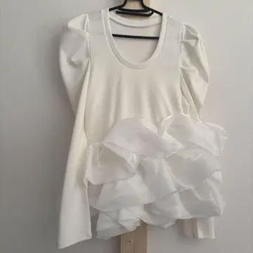 프릴 달린 화이트 긴팔 상의 미사용 새상품