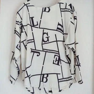 SCOT 스캇 2way 프린트 드레이프감 블라우스 백 버튼