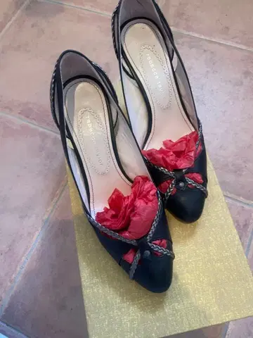 블랙 가죽 중간 힐 펌프스