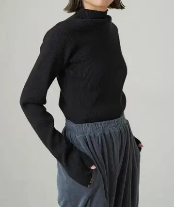 earthy 블랙 리브 하이넥 스웨터 0115