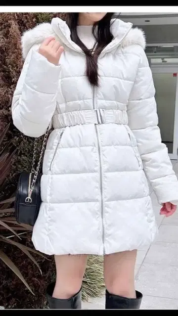 화이트 다운 자켓 후드 부착