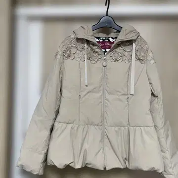 플라워 자수 베이지 다운 자켓