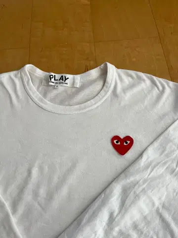 PLAY 화이트 긴팔T셔츠 하트 자수