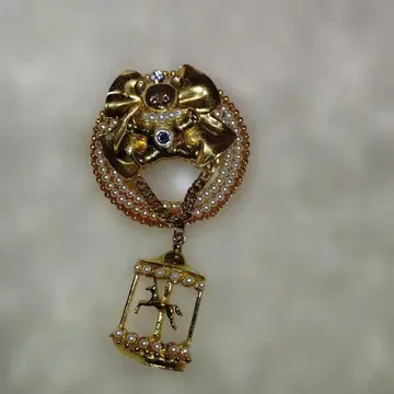 골드 리본과 곰 브로치