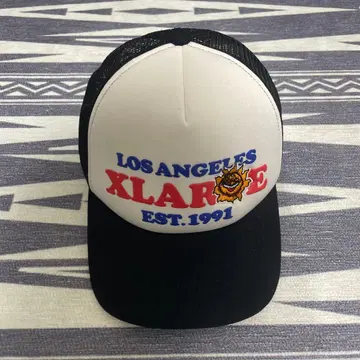 XLARGE 로고 캡 화이트 블랙
