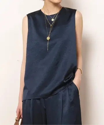 AP STUDIO 네이비 슬리브리스 상의 새틴 0075