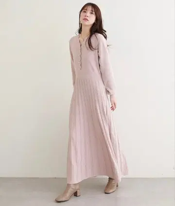 이번 시즌 새상품 내추럴 꾸뛰르 스캘럽 플리츠 니트 원피스 핑크