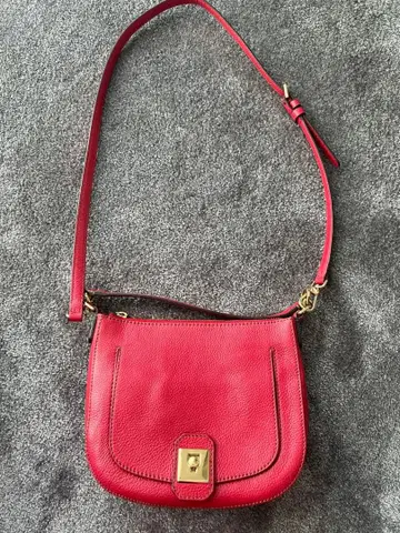 훌라 가죽 빨간색 숄더백 골드 금장 장식