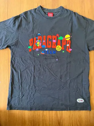 Paragraph 그레이 T셔츠 그래픽 프린트