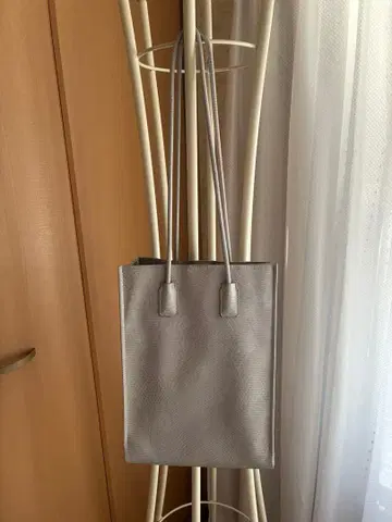 그레이 토트백 내외부에 데미지 있음