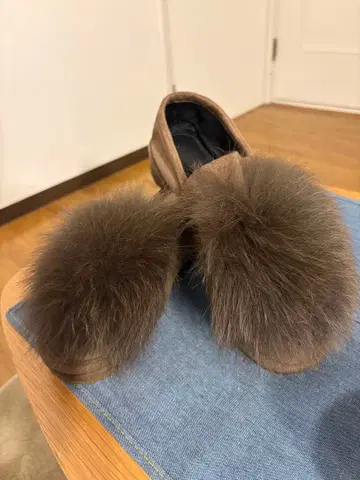 [아조리] 브라운 퍼(fur) 장식 스웨이드 슬립온