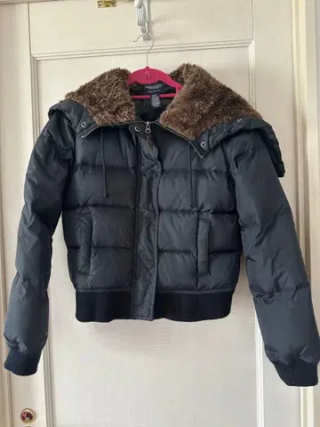 아메리칸 이글루 퍼(fur) 부착 크롭 다운 자켓