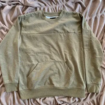 카키 포켓 부착 맨투맨