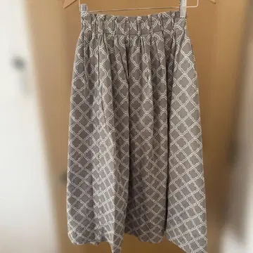 TSUHARU 타일 패턴 자수 턱 스커트