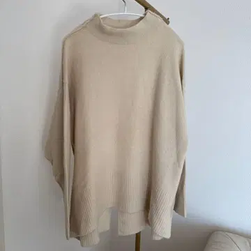 베이지 하이넥 니트 스웨터
