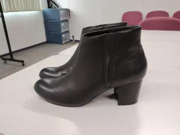 블랙 가죽 부티 중간 힐