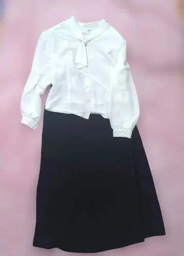 화이트 블라우스 블랙 스커트