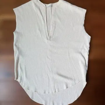 CLANE 슬리브리스 상의