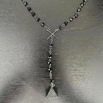 Black Scale 목걸이 피라미드 펜던트