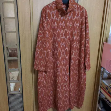 오렌지 계열 패턴 하이넥 롱 원피스