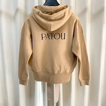 최근 모델 PATOU 파투 백 로고 리본 집업 후드티