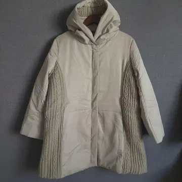 후드 부착 베이지 다운 자켓 코트