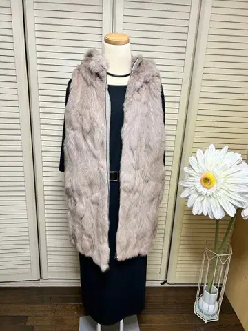 베이지 후드 부착 퍼 베스트