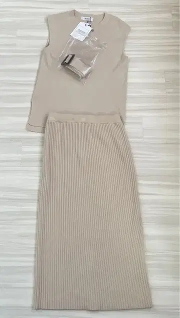 미사용 새상품 마이 스트라다 니트탑 and 스커트 셋업 36