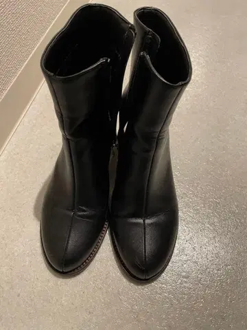 블랙 지퍼 달린 숏부츠