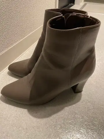 브라운 스틸레토 부츠 중간 힐