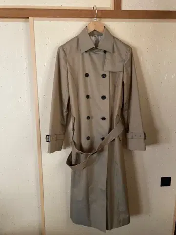 트렌치코트 베이지 (약간의 광택 있음) 사이즈 2