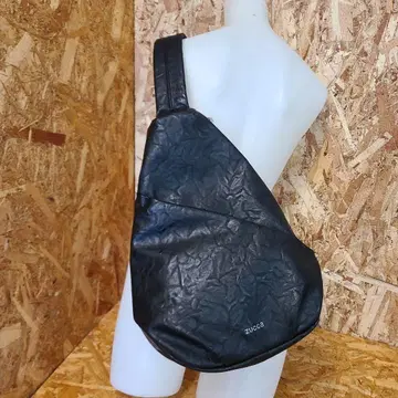 ZUCCa 엠보스 바디백 블랙