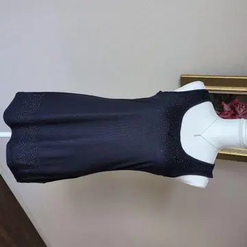 스톤 장식 블랙 탱크탑