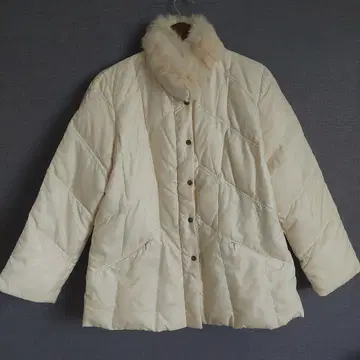 퍼 달린 크림색 퀼팅 다운 자켓