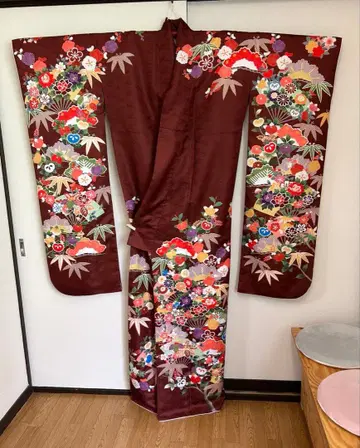 폴리에스테르 소재의 홍차색 꽃무늬 후리소데입니다. 상태는 깨끗합니다.