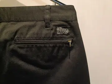 블랙 크롭 팬츠 지퍼 포켓 부착