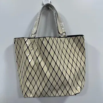 새상품 베이지 다이아몬드 패턴 토트백