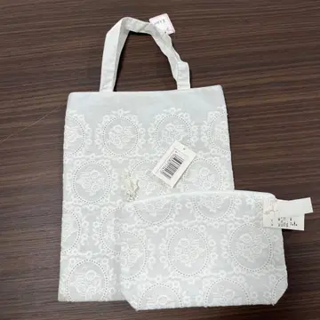 새상품 화이트 자수 토트백과 파우치 세트