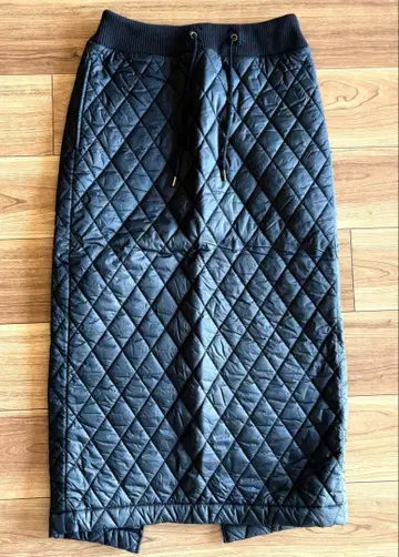 GUNG HO 블랙 퀼팅 롱 스커트