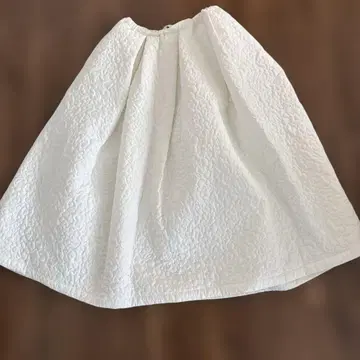 로지몬스터 화이트 퀼팅 플레어 스커트