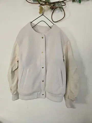 크림색 플리스 점퍼