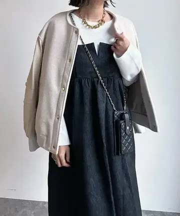 크림색 플리스 점퍼