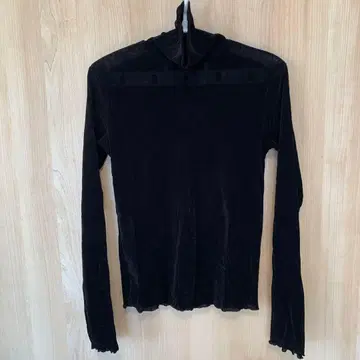 [LIBERUS] 블랙 벨벳 터틀넥 티셔츠