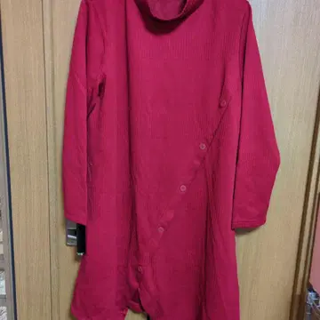 빨간색 하이넥 튜닉 장식 버튼 포함