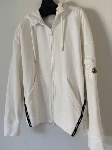 MONCLER 화이트 후드티 후드 부착
